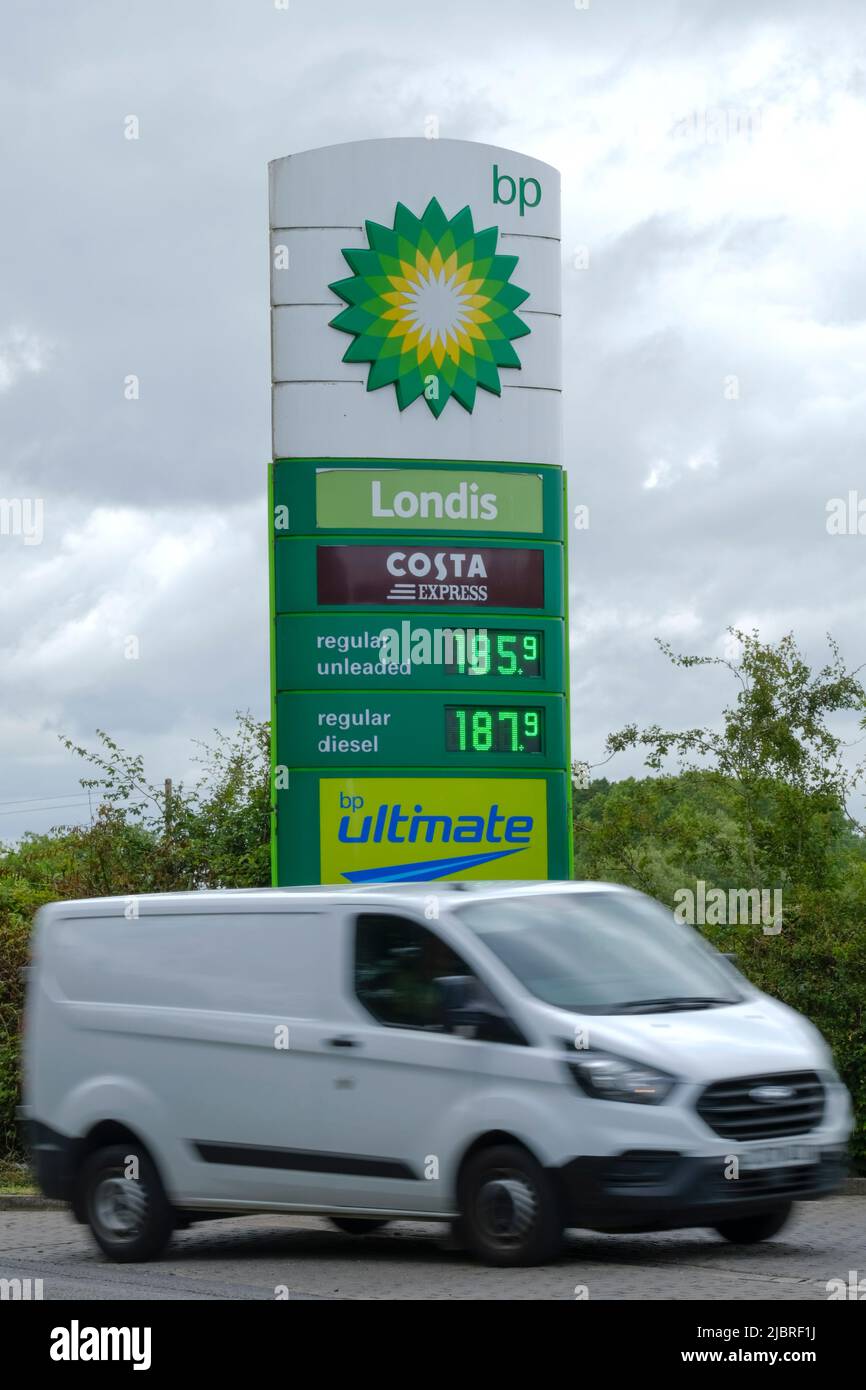 Bristol, UK. 8th June, 2022. Petrol and Diesel prices continue to drive up the cost of living. Pictured is the BP and Londis Almondsbury service station on the A38. Credit: JMF News/Alamy Live News Stock Photo