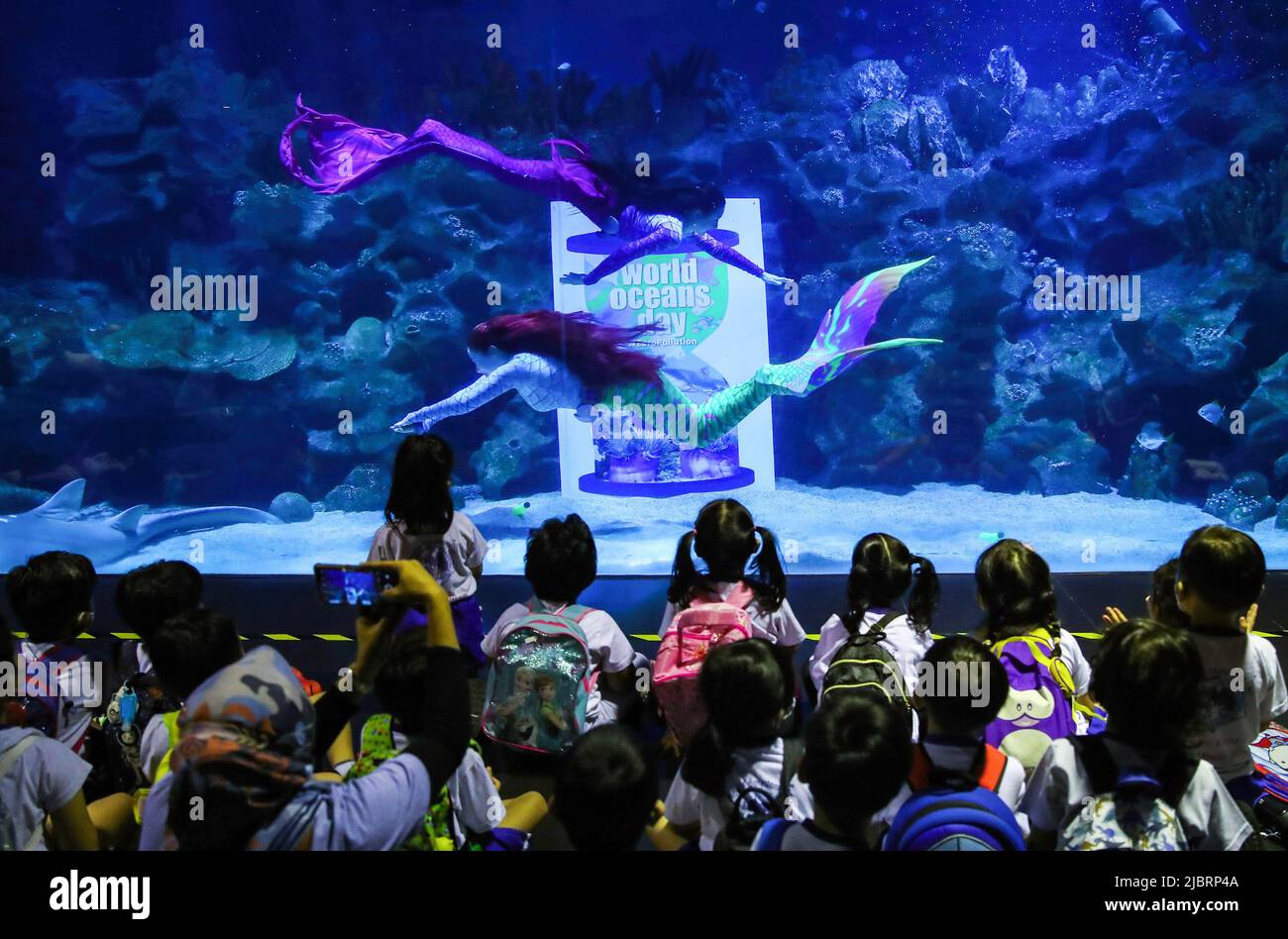 Kuala Lumpur, Malaysia. 08th June, 2022. Children watch as divers