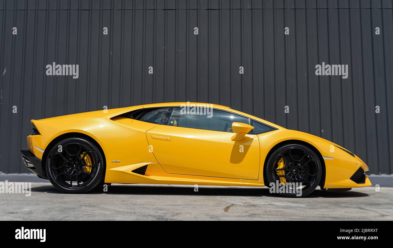 Banana Yellow Lamborghini Huracan behind garage Stock Photo - Alamy