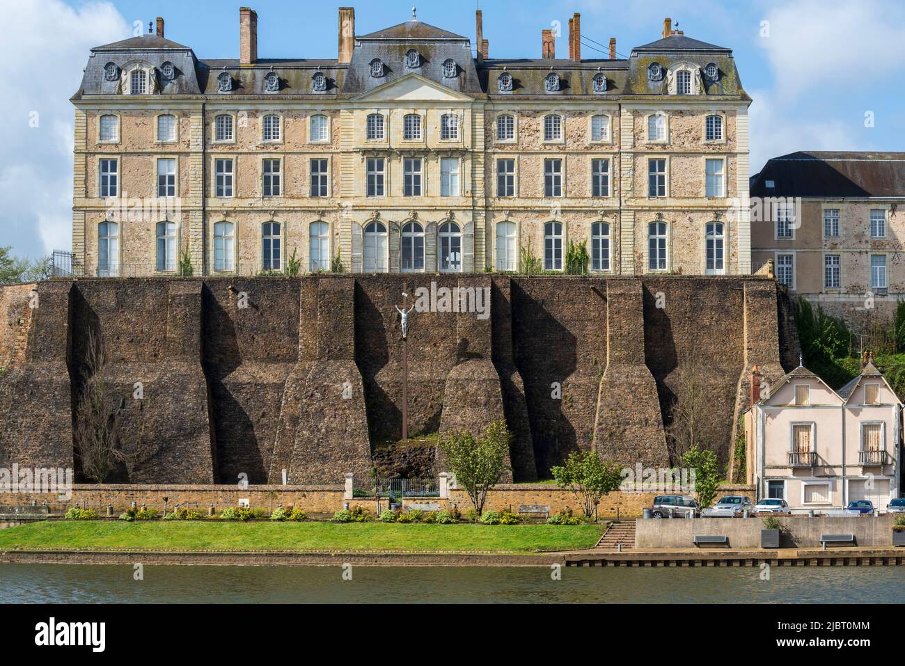 France, Sarthe, Sable sur Sarthe, the Sarthe river banks and the 18th century castle Stock Photo