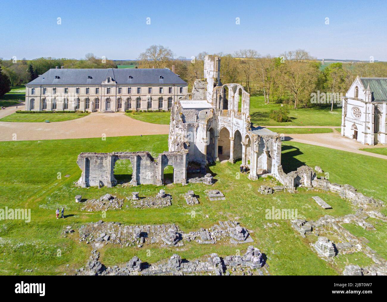 France, Oise (60), Fontaine-Chaalis, l'abbaye cistercienne de Chaalis et ses ruines médiévales, devenue musée Jacquemart André (vue aérienne) Stock Photo