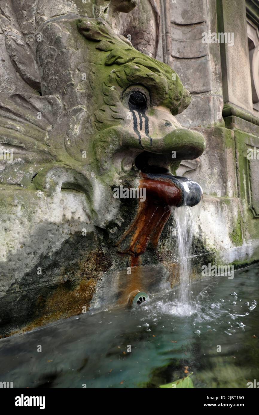 Dolphin head fountain hi-res stock photography and images - Alamy