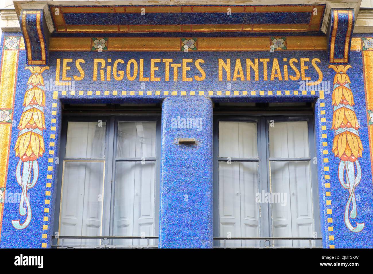 France, Loire Atlantique, Nantes, Rue de la Marne, facade of Les Rigolettes Nantaises confectionery (sweets made of a thin shell of sugar filled with fruit pulp) in mosaic made by Isidore Odorico Stock Photo