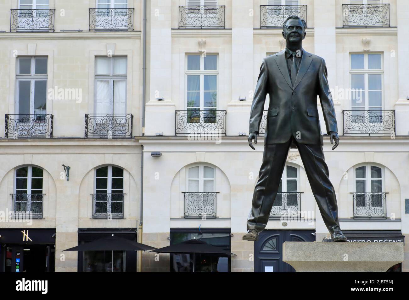 France, Loire Atlantique, Nantes, Bouffay district, Place du Bouffay, statue Praise of the side step by the artist Philippe Ramette Stock Photo