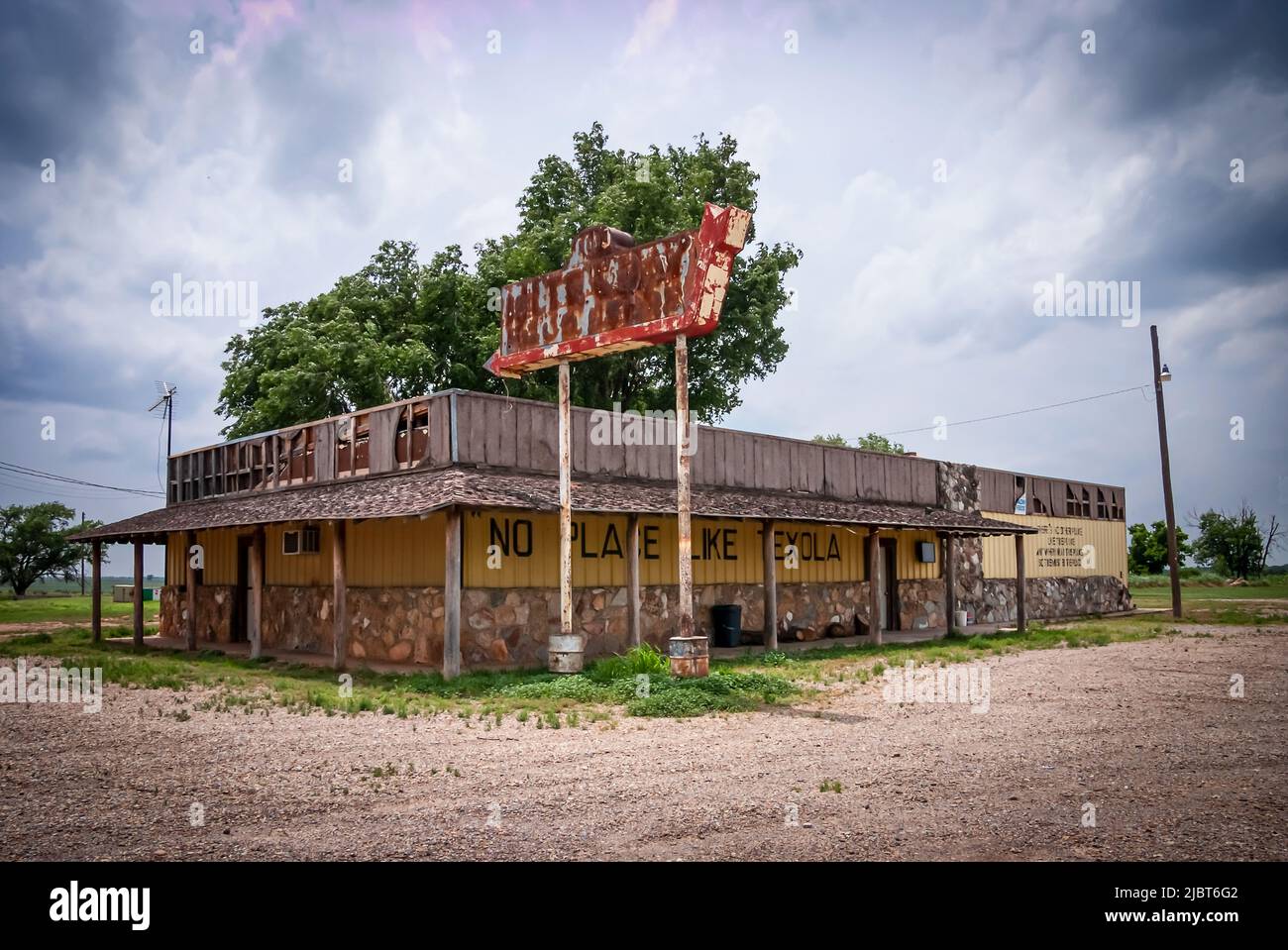 An abandoned and run down bar in Texola, Oaklahoma Stock Photo - Alamy