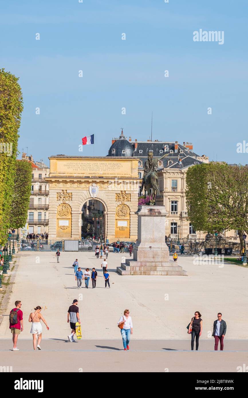 France, Herault, Montpellier, place Royale or promenade du Peyrou, triumphal arch or Peyrou Gate and the equestrian statue of Louis XIV Stock Photo