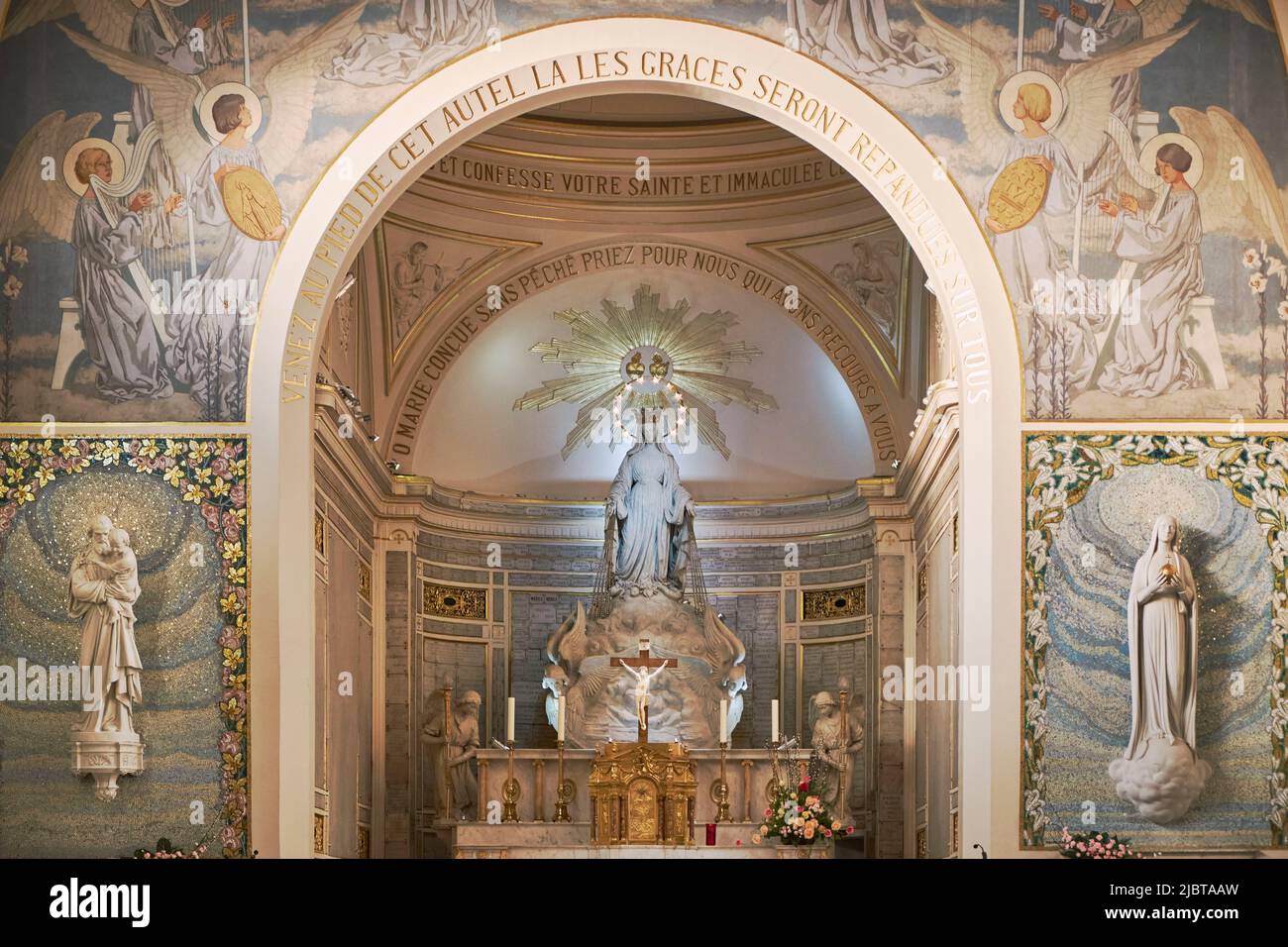France, Paris, Notre Dame de la Medaille Miraculeuse Chapel, the choir and the altar Stock Photo