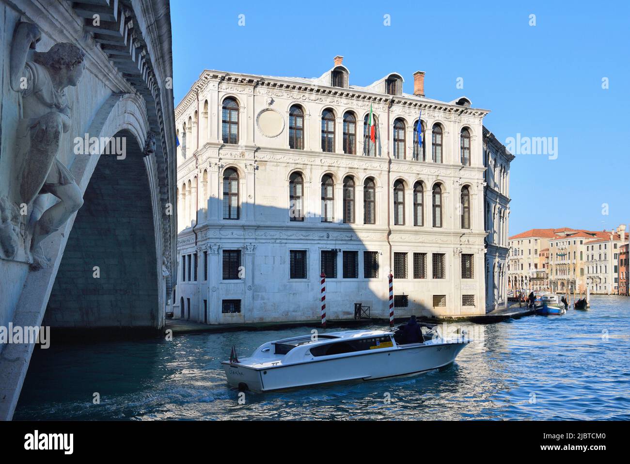 Italy, Venetia, Venice, listed as World Heritage by UNESCO, Grand Canal, Rialto bridge and Palazzo dei Camerlenghi Stock Photo