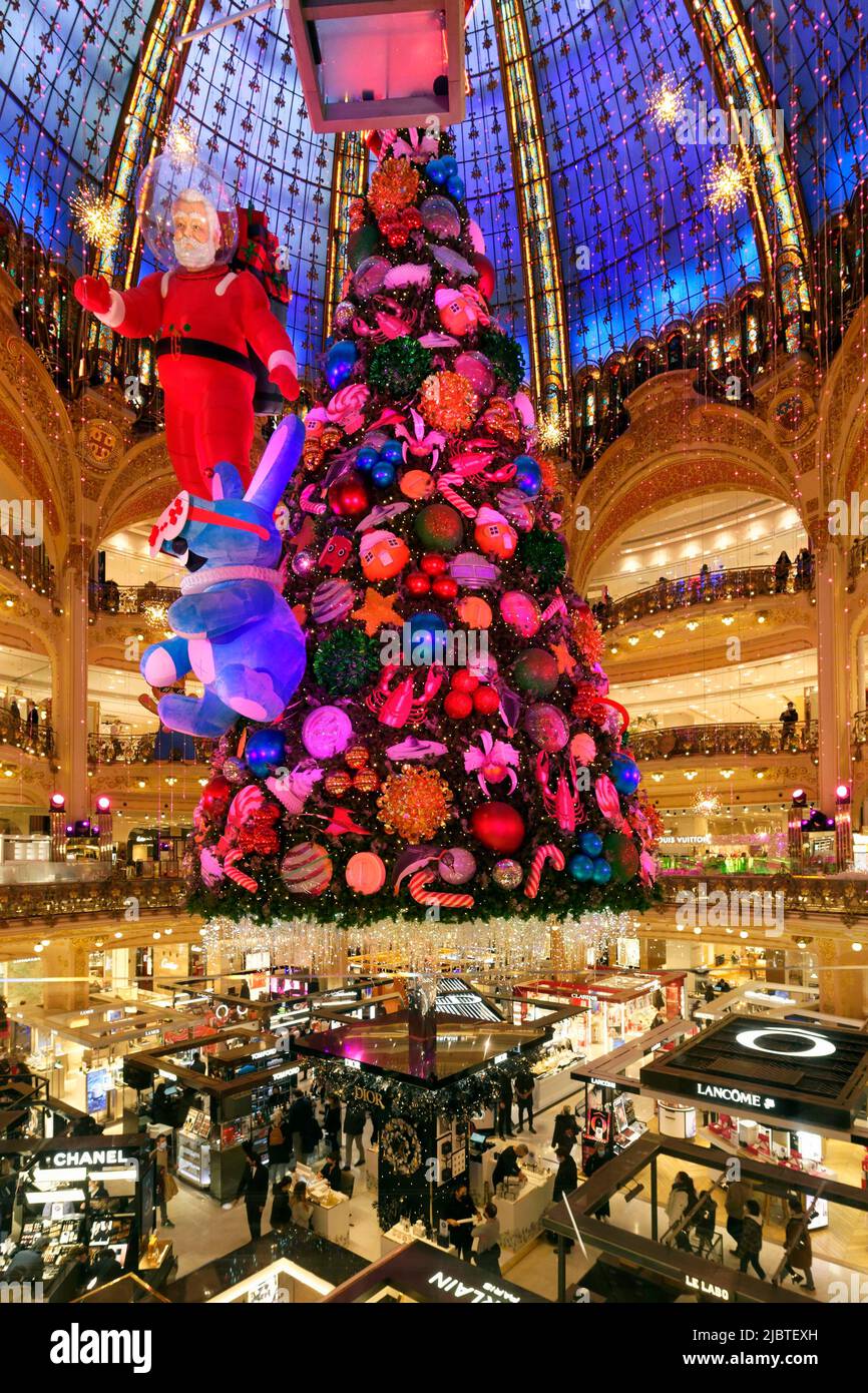 France, Paris, the Galeries Lafayette department store at Christmas, the Christmas tree under the dome Stock Photo