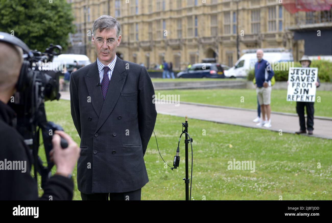 Jacob Rees-Mogg (Con: N E Somerset) Minister of State for Brexit Opportunities - in Westminster, being interviewed before a vote of confidence in Bori Stock Photo