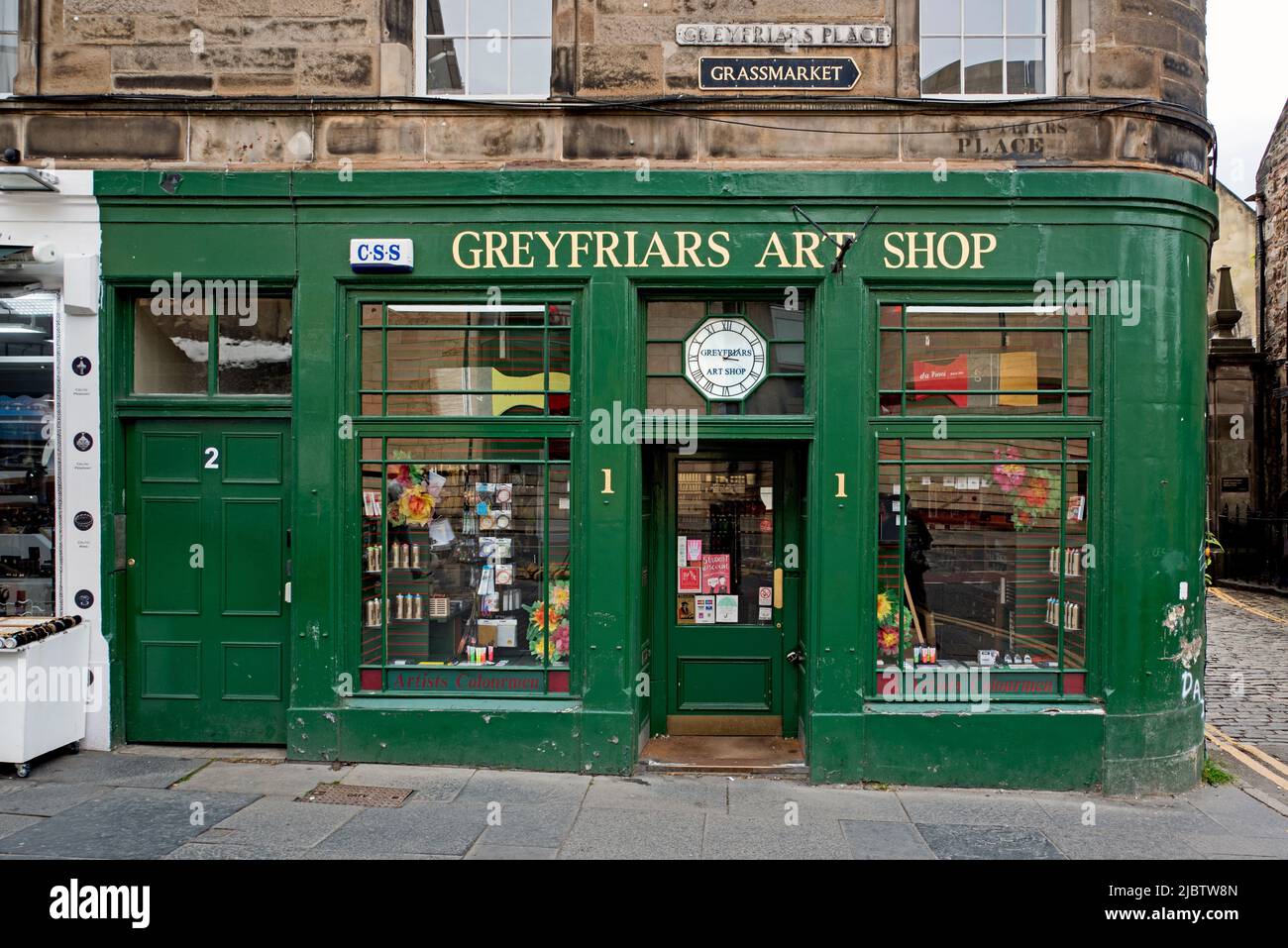 Greyfriars Art Shop in Edinburgh's Old Town. Stock Photo