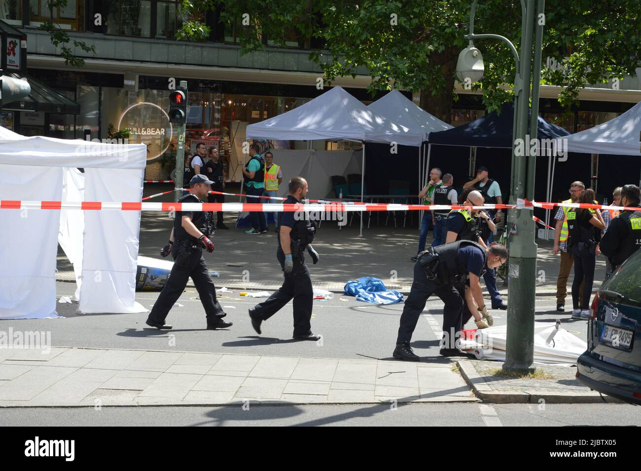 Car Drives Into A Crowd In Berlin, At Least One Dead And A Dozen – EZPJU