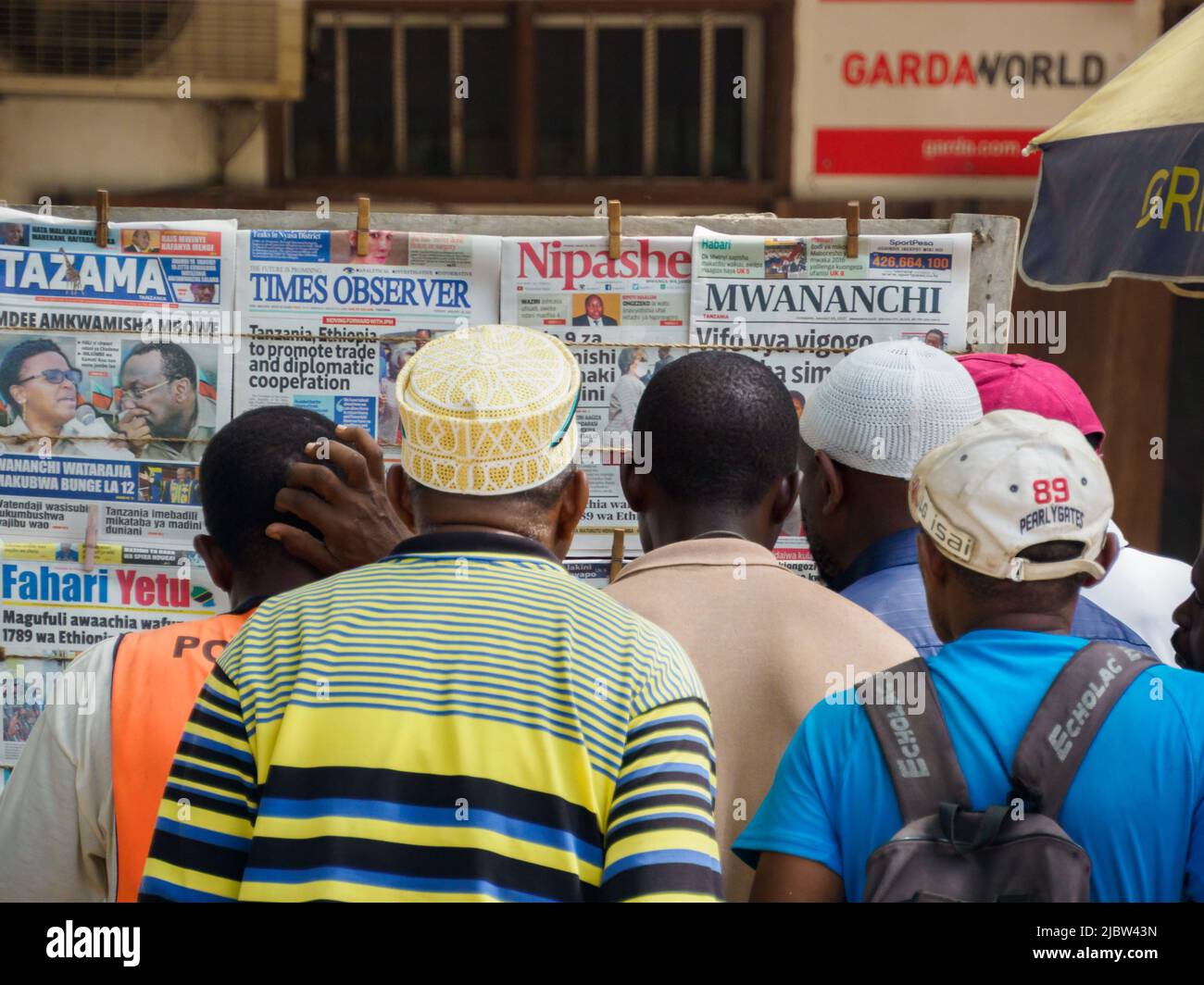 Crowd reading newspapers hi-res stock photography and images - Alamy