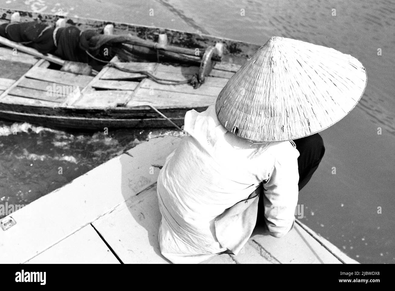 Une femme porte un chapeau conique à Ho Chi Minh-ville (Saigon) au Vietnam Stock Photo
