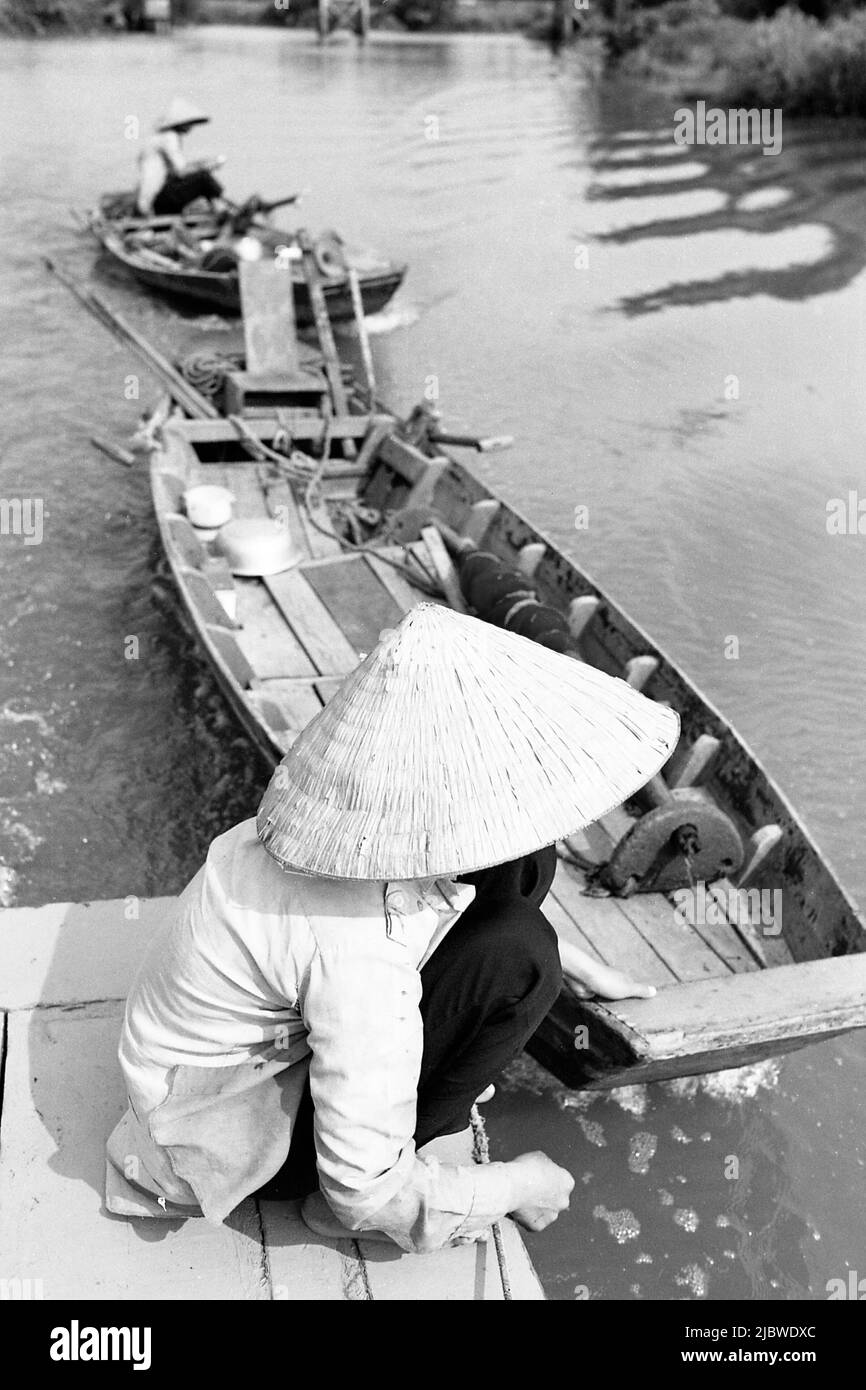 Une femme porte un chapeau conique à Ho Chi Minh-ville (Saigon) au Vietnam Stock Photo