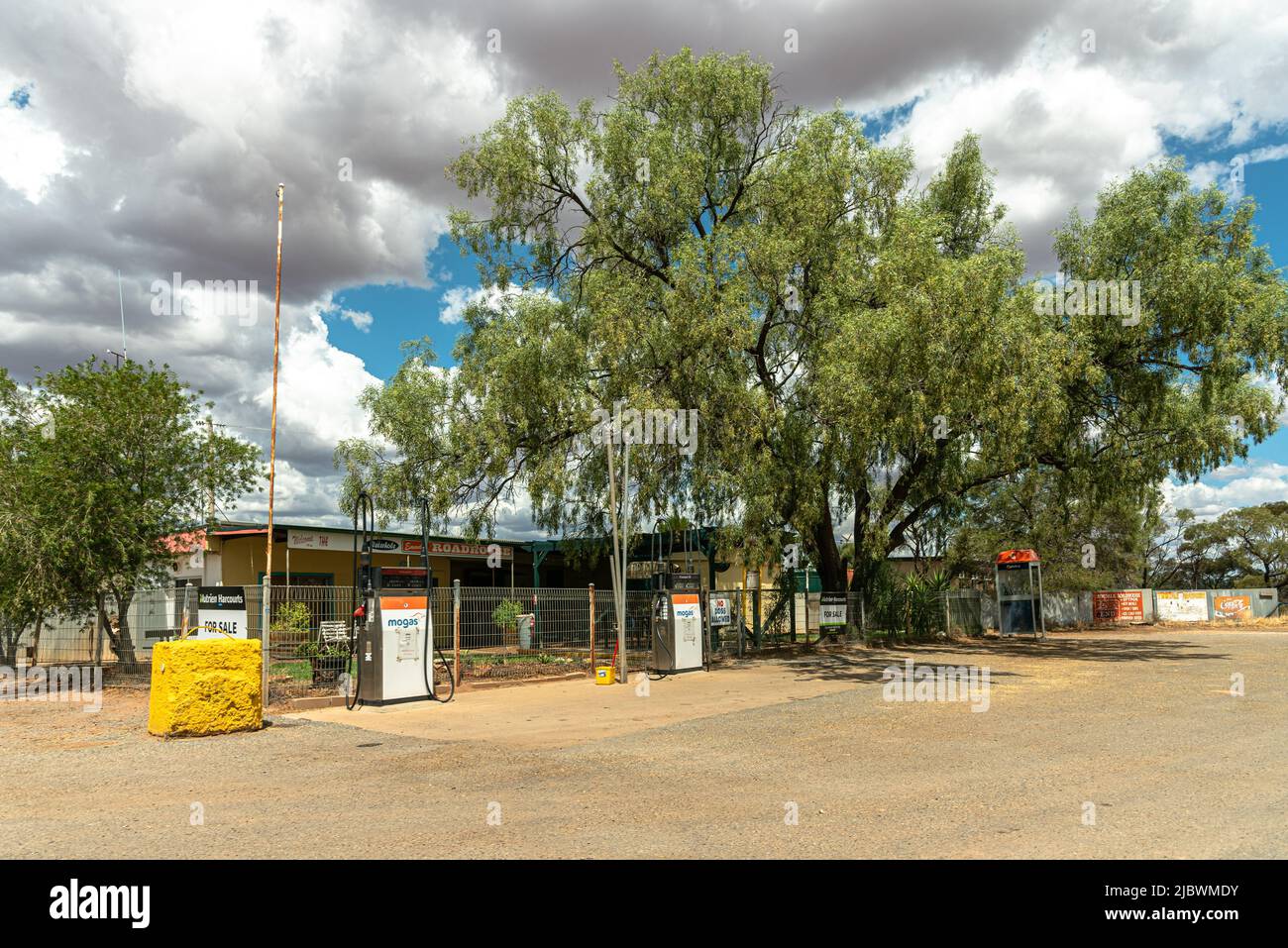 The Emmdale Roadhouse, a service station outside Wilcannia on the Barrier Highway in New South Wales Stock Photo