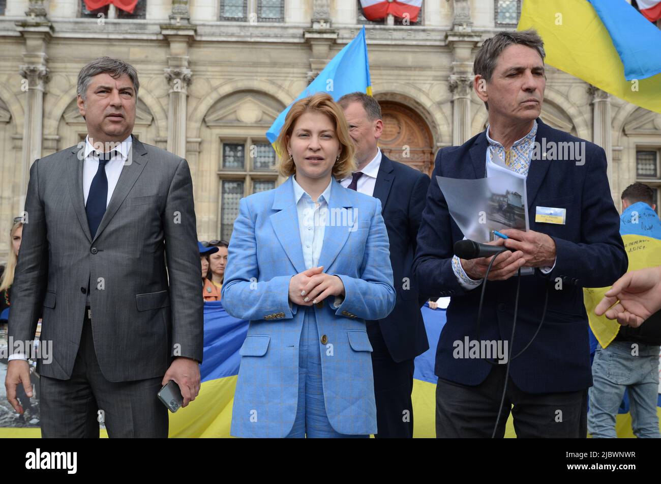 Deputy Prime Minister Olha Stefanishyna appears with the Ukrainian ambassador at a rally in support of the Ukrainians in front of the Paris City Hall Stock Photo