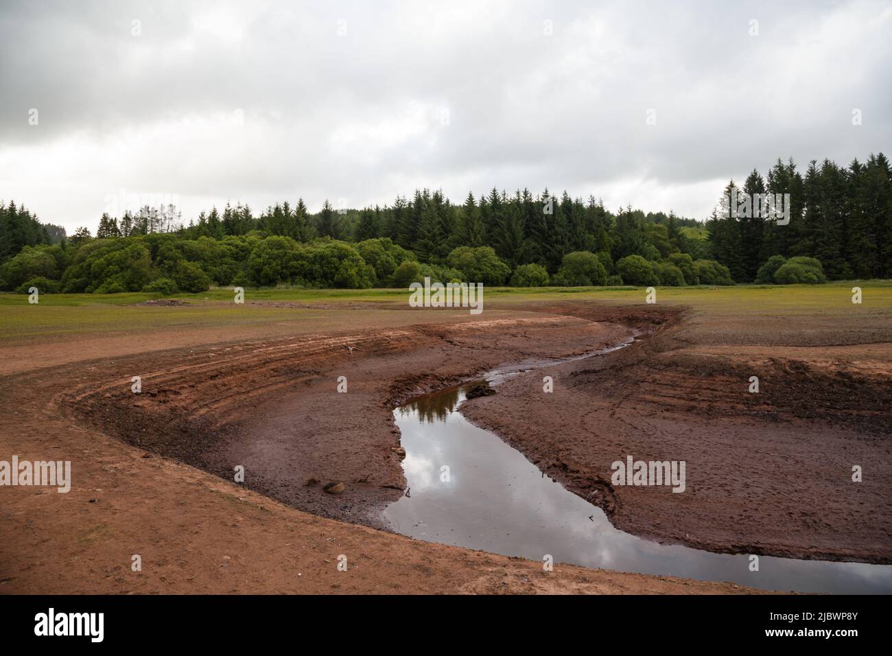Llwyn Onn Reservoir, South Wales. UK.  8 June 2022.  UK weather:  Lower water levels than normal this afternoon, with parts of the reservoir drying up.  An old bridge has been uncovered, which was in use before the reservoir was constructed, Pont Yr Daf.  Credit: Andrew Bartlett/Alamy Live News. Stock Photo
