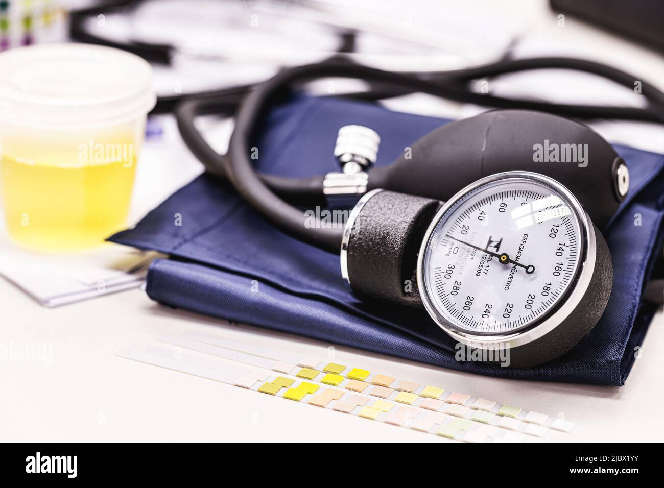 sphygmomanometer device for measuring blood pressure with bottle or urine collector in the