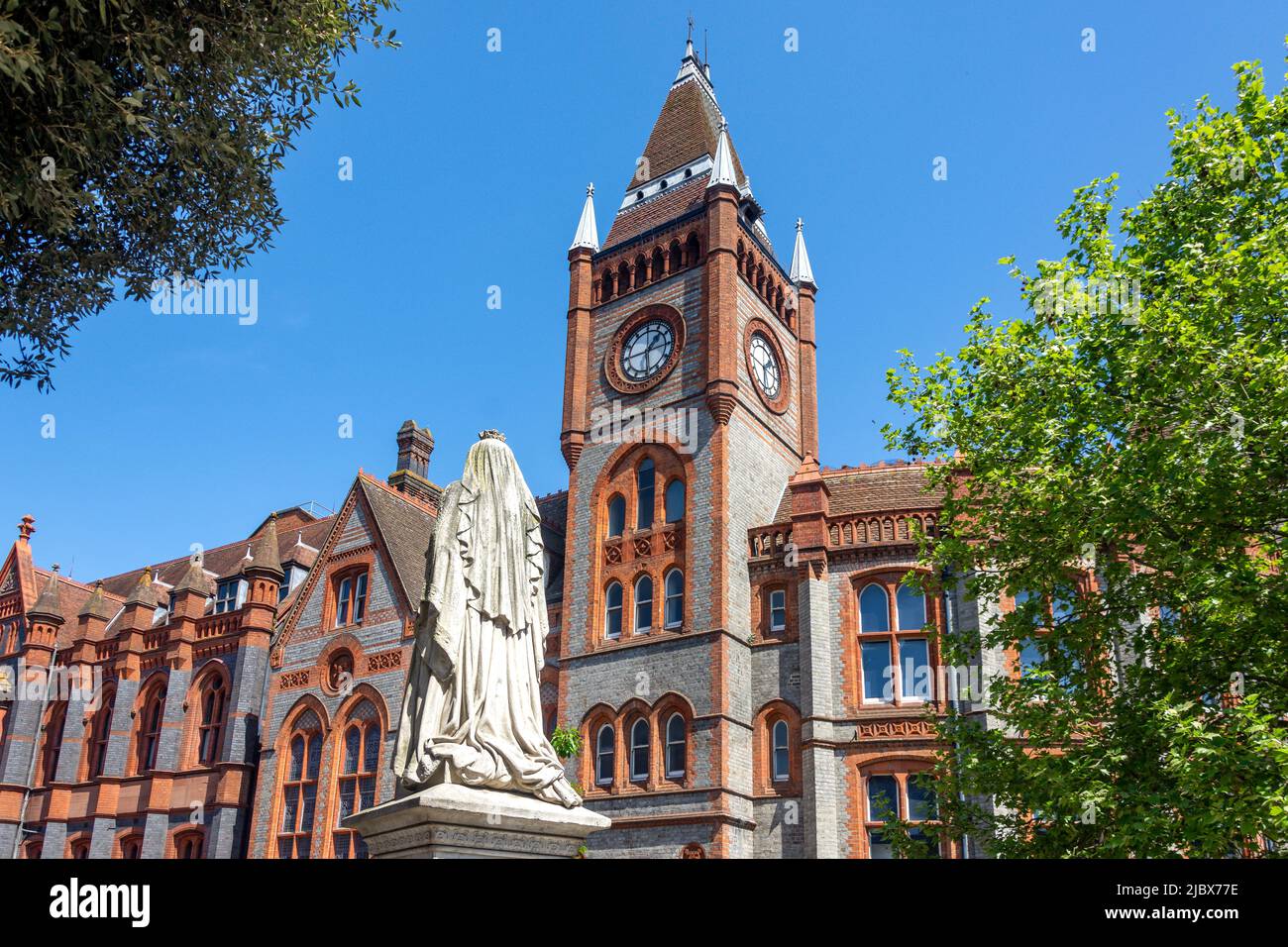 Queen Victoria statue and Reading Museum and Town Hall from Friar