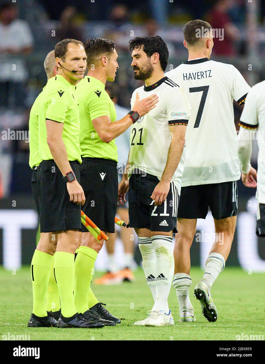 Ilkay Gündogan, DFB 21 complains to Referee Carlos Del Cerro Grande (ESP)  with whistle, gestures, shows, watch, individual action, Schiedsrichter,  Hauptschiedsrichter, schiri, in the UEFA Nations League 2022 match GERMANY  - ENGLAND