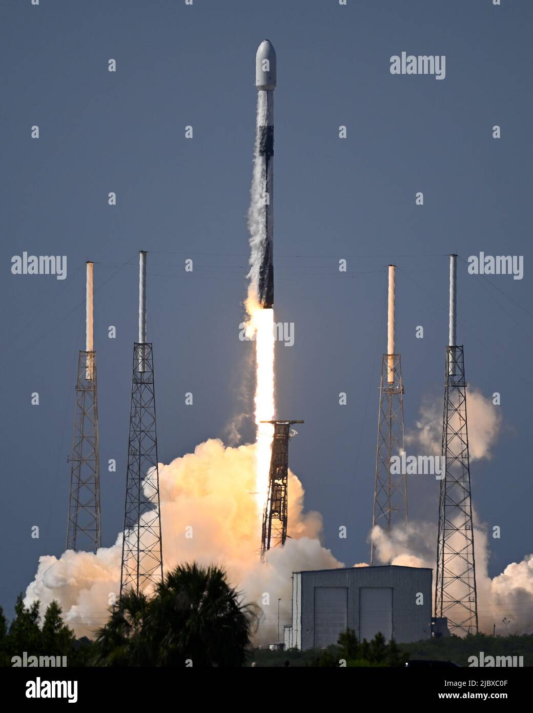 Florida, US, June 08, 2022. A SpaceX Falcon 9 rocket launches the Nilesat 301 communications satellite from Complex 40 at the Cape Canaveral Space Force Station, Florida on Wednesday, June 08, 2022. The satellite will provide television and internet services to Egypt as well as other countries in the Middle East. Photo by Joe Marino/UPI Credit: UPI/Alamy Live News Stock Photo