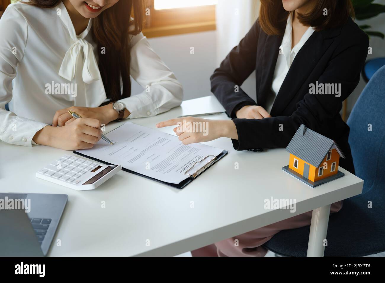 Guarantee, mortgage, agreement, contract, sign, the customer is signing