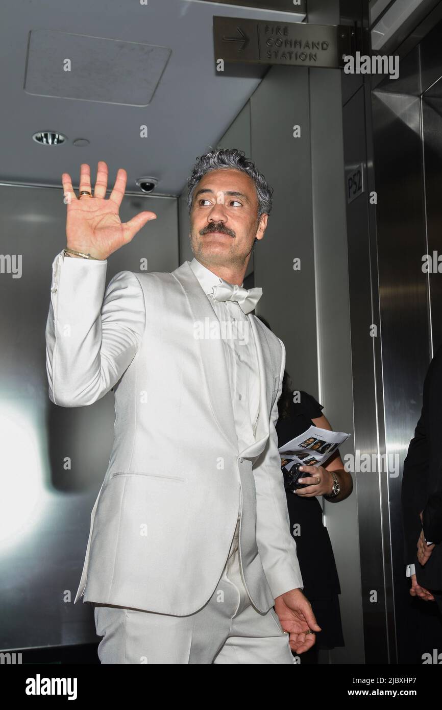 new-york-usa-08th-june-2022-taika-waititi-walking-on-the-red-carpet