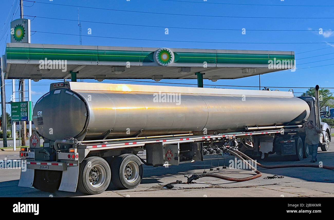 EMPORIA, KANSAS USA JUNE 7, 2022 Gasoline tanker truck finishes