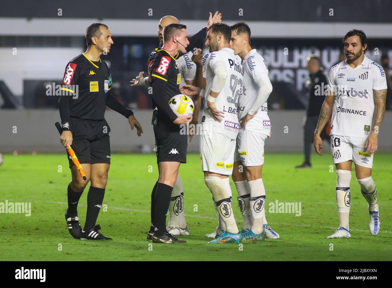 Santos, Brazil. 08th June, 2022. SP - Santos - 06/08/2022 - BRAZILIAN A 2022 - SANTOS X INTERNACIONAL - Santos players complain to the referee during a match against Internacional at Vila Belmiro stadium for the Brazilian championship A 2022. Photo: Fernanda Luz/AGIF/Sipa USA Credit: Sipa USA/Alamy Live News Stock Photo