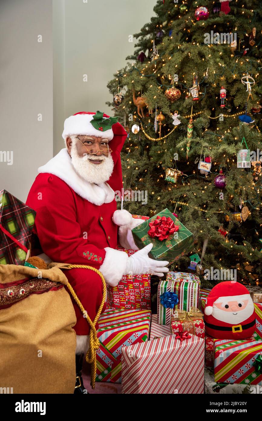 Gifts under christmas tree hi-res stock photography and images - Alamy
