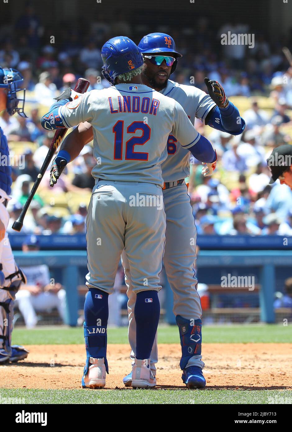 New York Mets shortstop Francisco Lindor (12) embraces right fielder ...