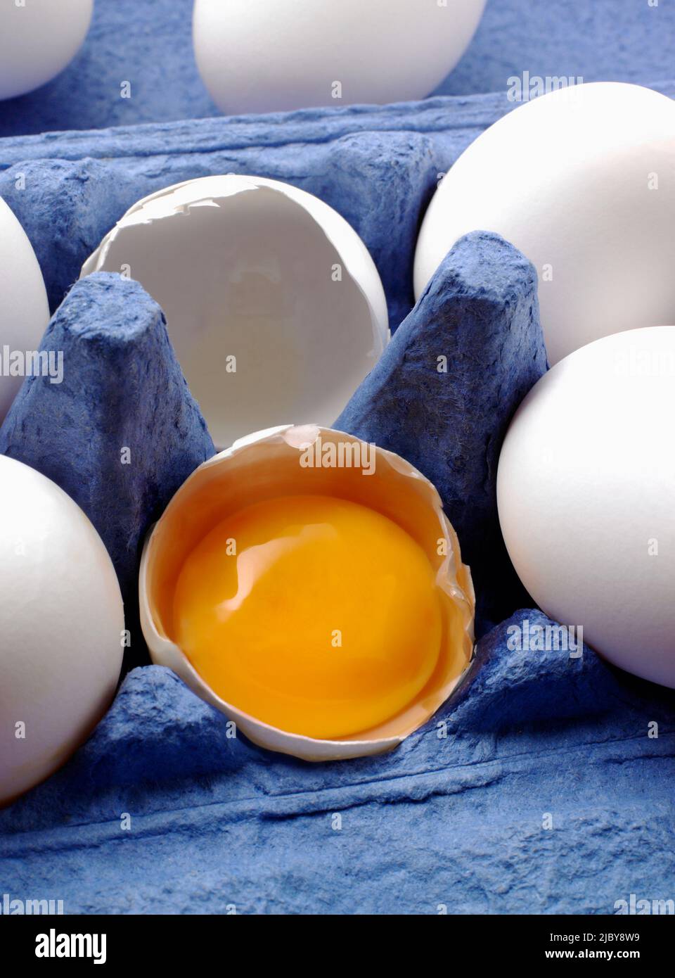 Whole and cracked Eggs Stock Photo - Alamy