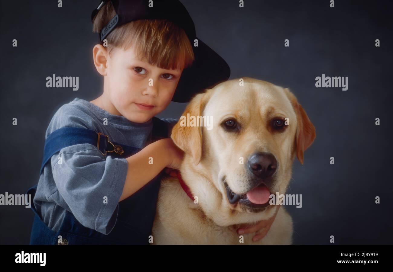 Ein Portrait eines jungen Latino Kleinkindes trägt ein kariertes Hemd und New  York Yankees Baseball-Kappe Stockfotografie - Alamy