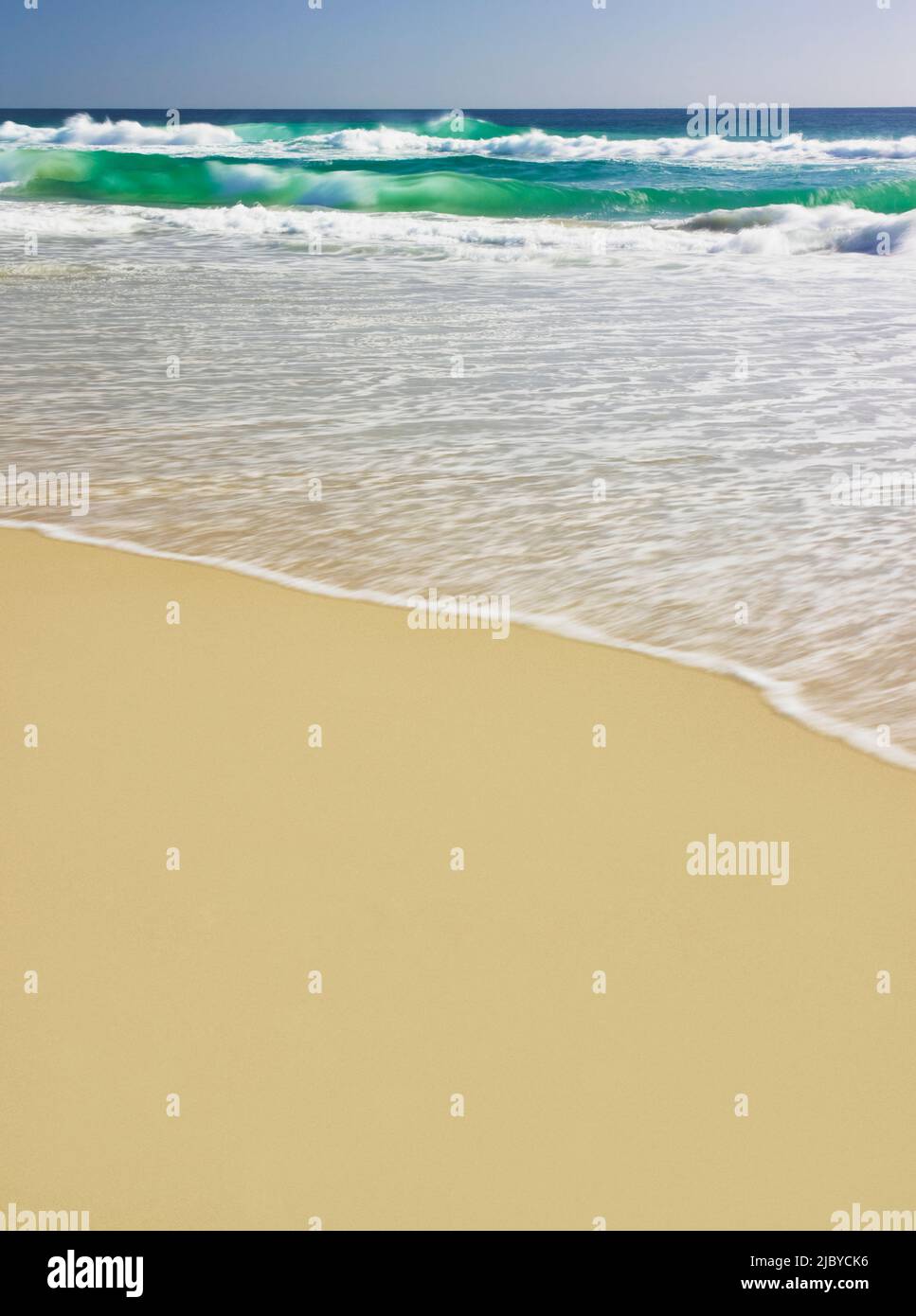 Rolling ocean waves crashing hi-res stock photography and images - Alamy