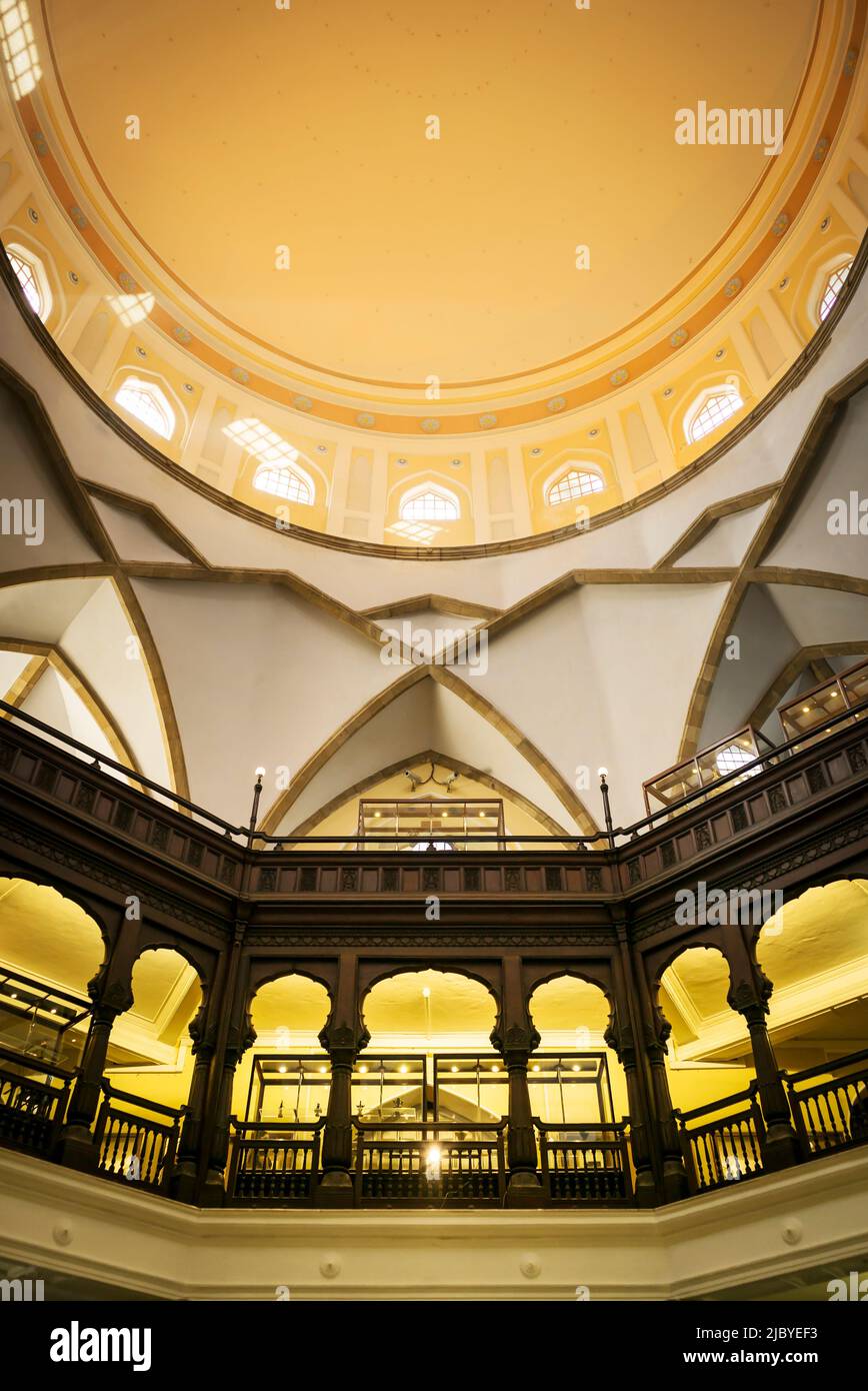Yellow dome in ceiling of Prince of Wales Museum - Chhatrapati Shavaji Maharaj Vastu Stock Photo