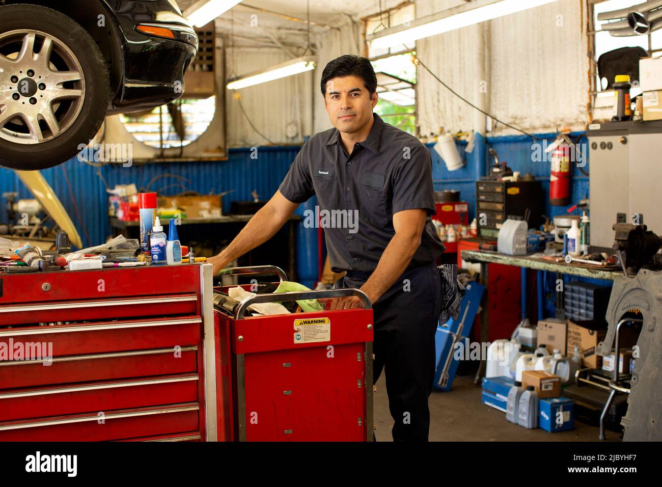 Portrait of Hispanic car mechanic working in auto shop Stock Photo Alamy