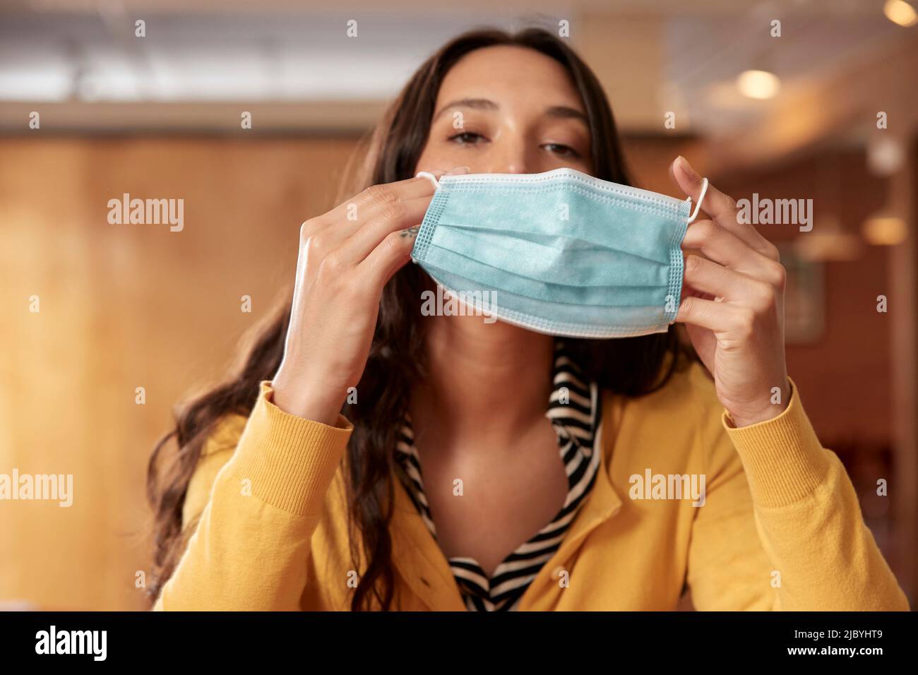 Black woman putting on facemask hi-res stock photography and images - Alamy