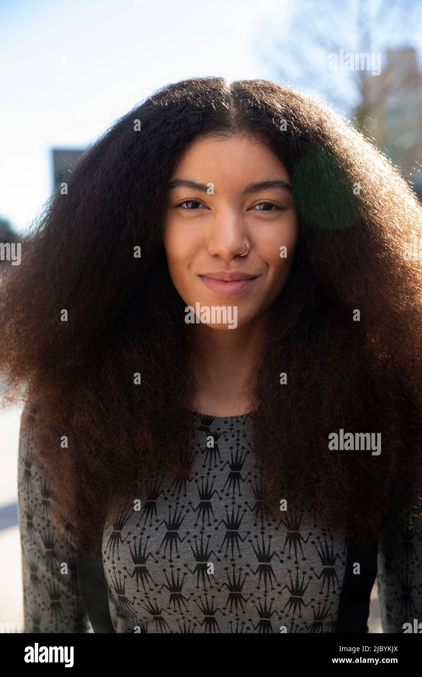 Women standing facing camera hi-res stock photography and images - Alamy