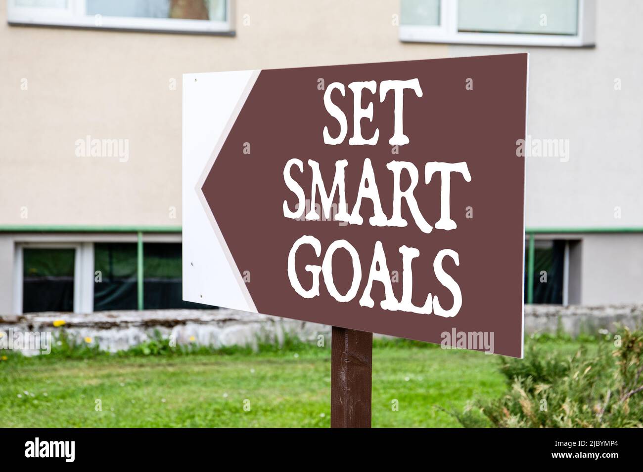 Set smart goals. Pointing arrow banner with inscription Stock Photo Alamy