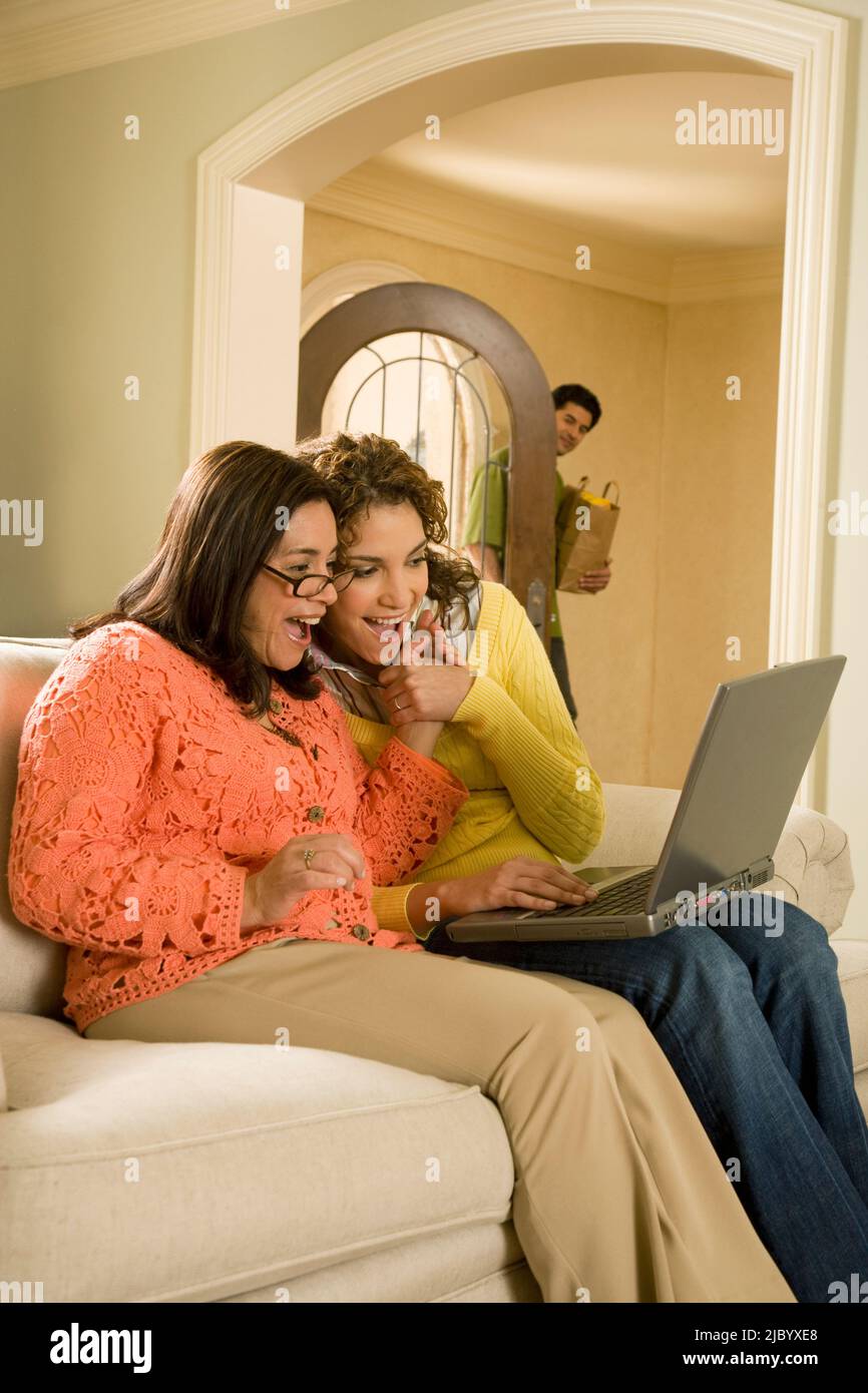 Group older women sofa hi-res stock photography and images - Alamy