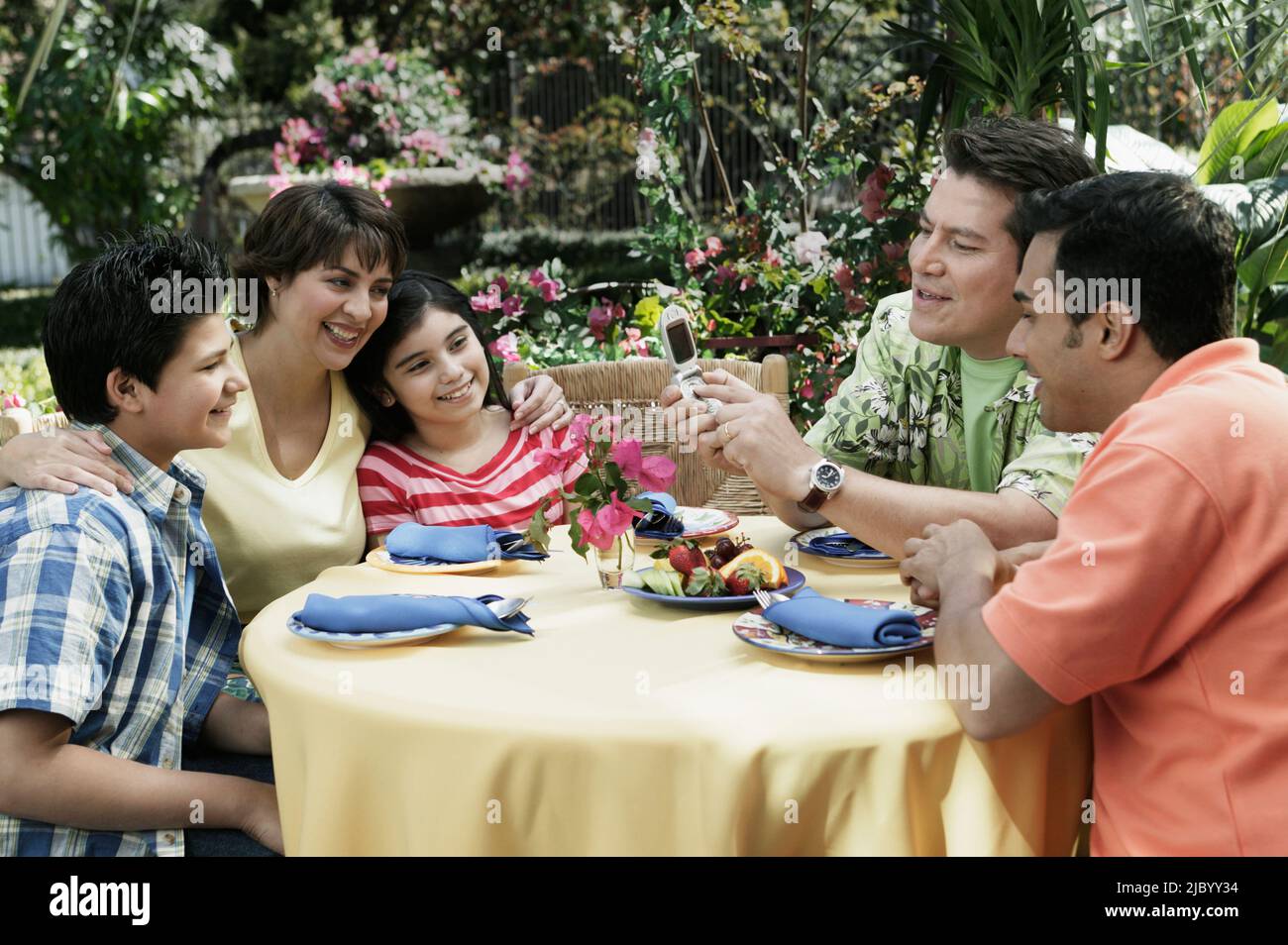 Hispanic family eating outdoors Stock Photo - Alamy