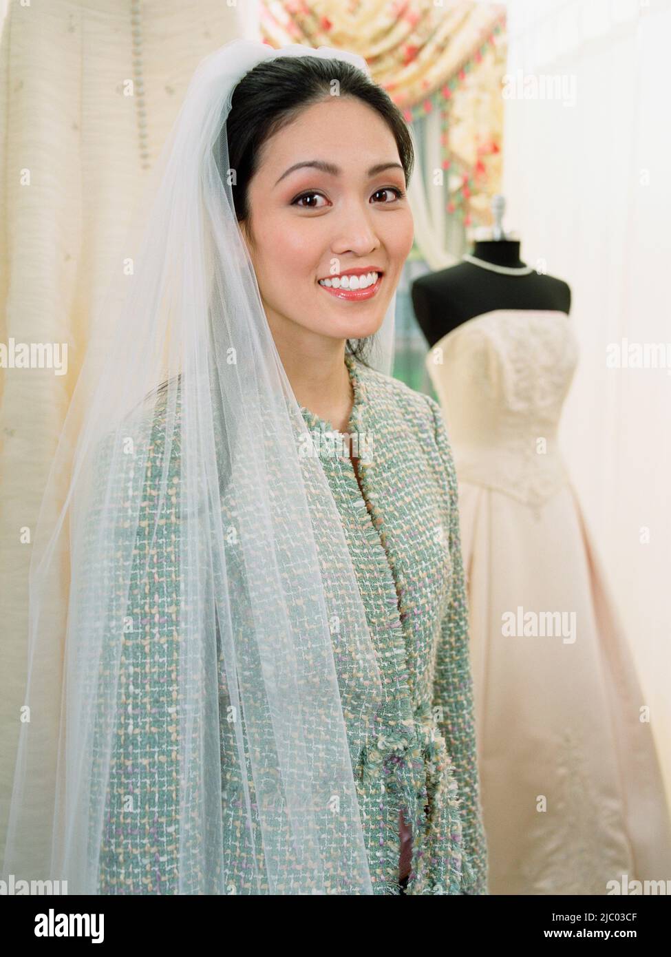 Asian bride wearing veil hi-res stock photography and images - Alamy
