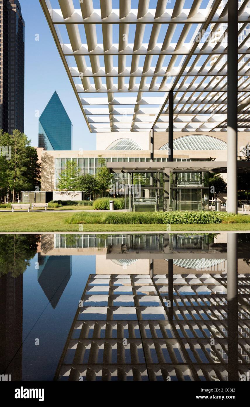 USA, Texas, Dallas, Fountain Place building at Sammons Park outside of Winspear Opera House Stock Photo