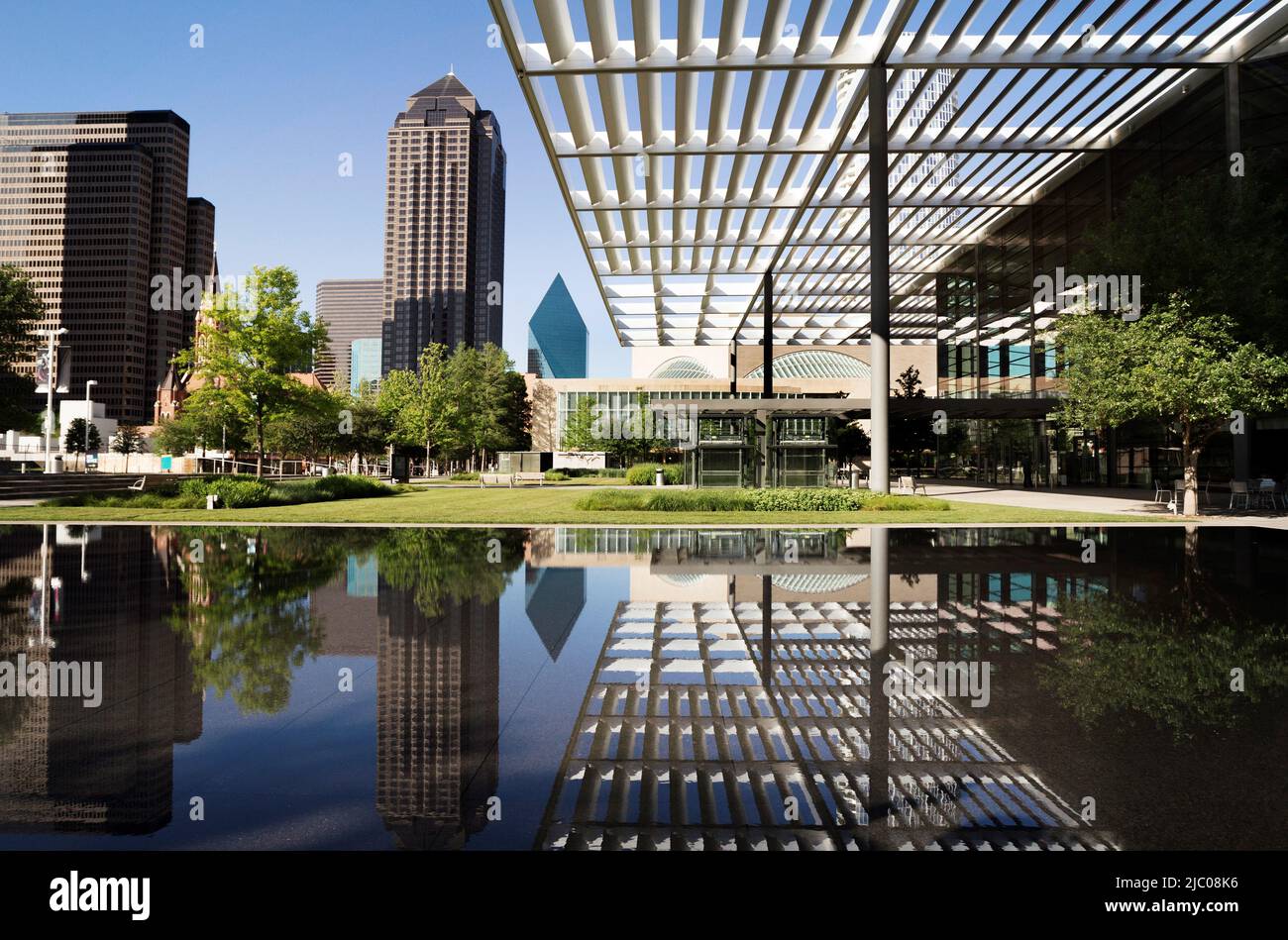 USA, Texas, Dallas, Fountain Place building at Sammons Park outside of Winspear Opera House Stock Photo