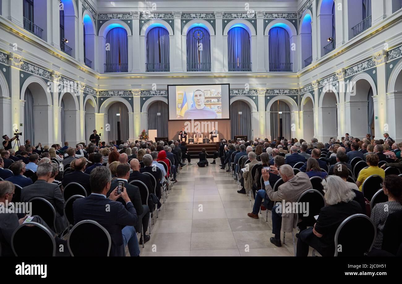 Hamburg, Germany. 08th June, 2022. Malte Heyne (lr), Chief Executive