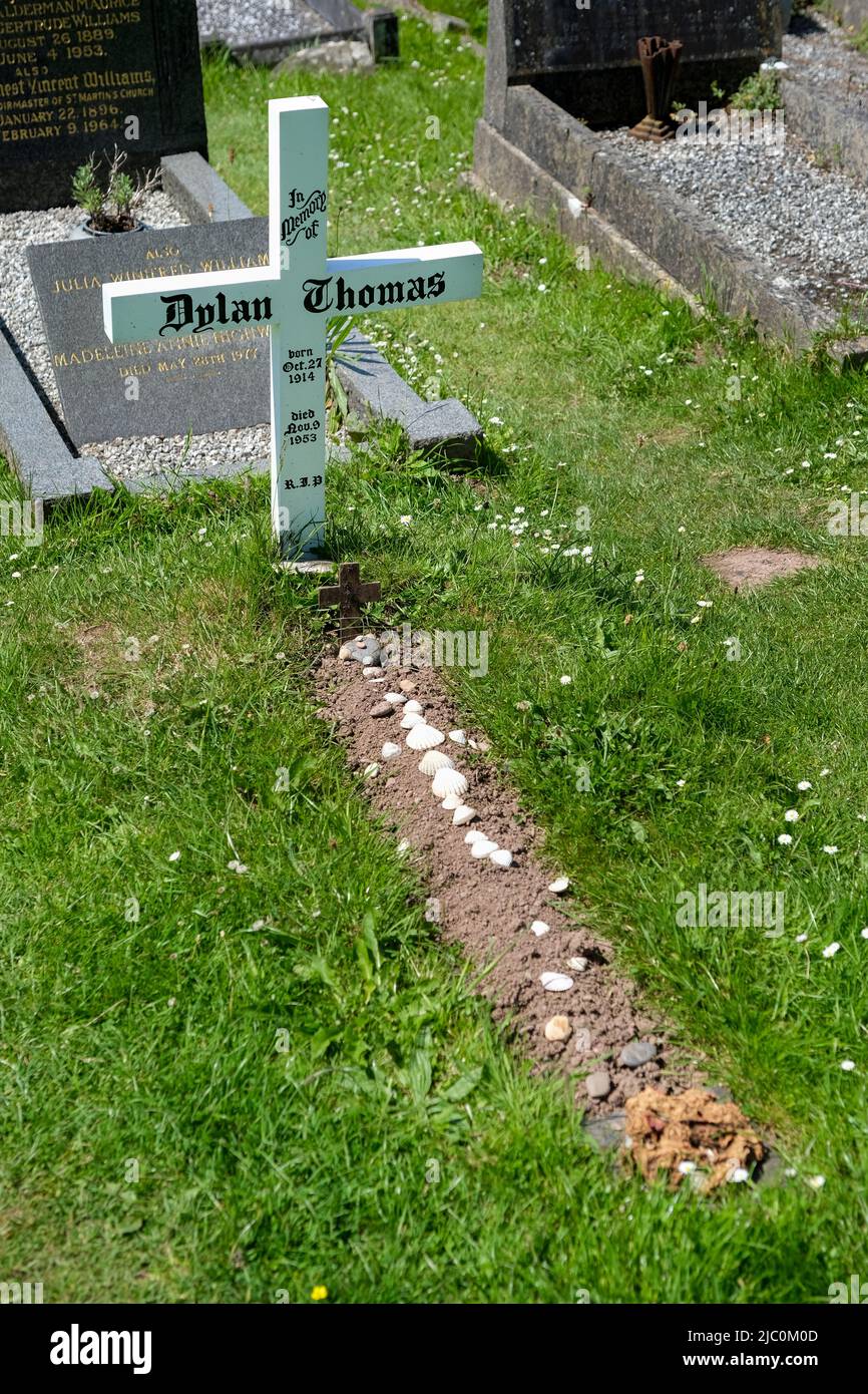 Grave of the poet and writer Dylan Thomas, St. Martin's Church, Laugharne, Dyfed, Wales Stock Photo