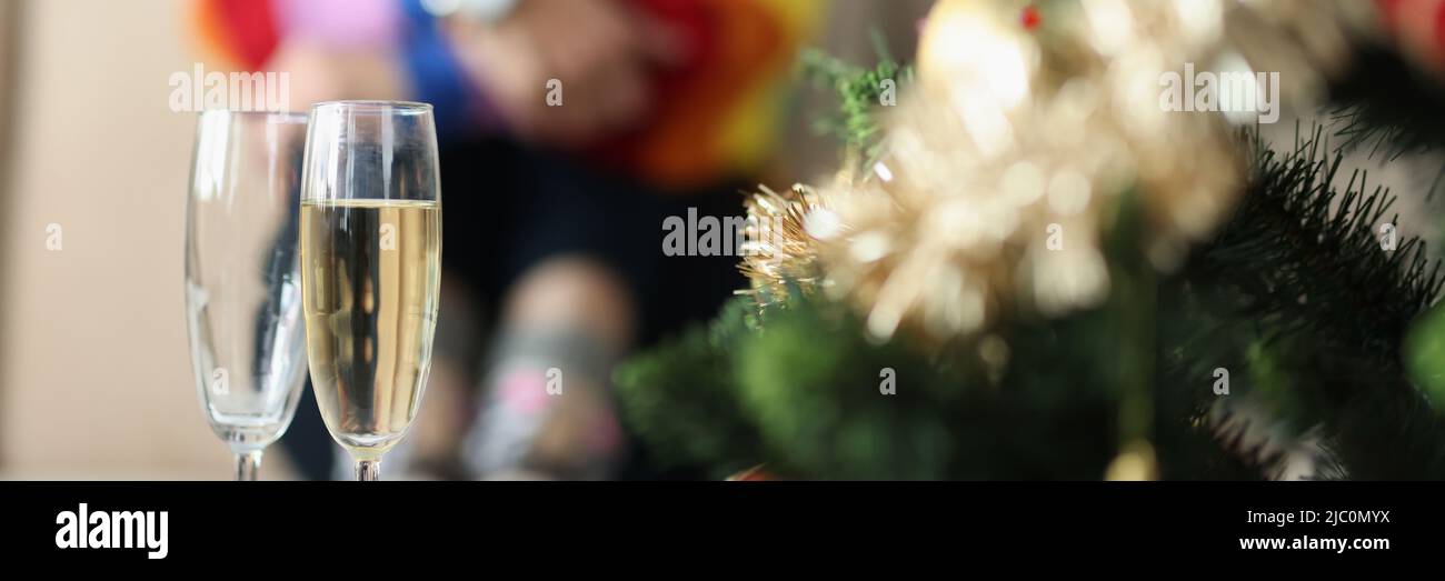 Woman alone christmas sad hi-res stock photography and images - Alamy