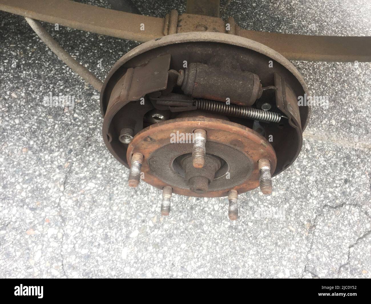 Illustrative photo, Ford Transit,rusty rear car wheel hub with drum brake  system and suspension, car breakdown, accident, vehicle malfunction,  failure Stock Photo - Alamy