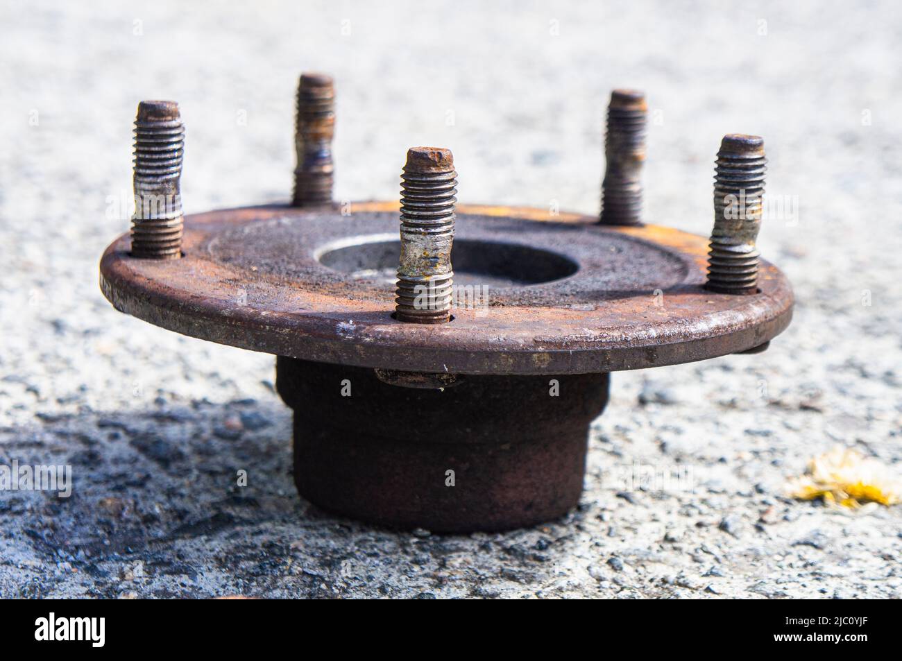 Illustrative photo, Ford Transit,rusty rear car wheel hub, car breakdown, accident, vehicle Illustrative photo, Ford Transit,rusty rear car wheel hub, car breakdown, accident, vehicle